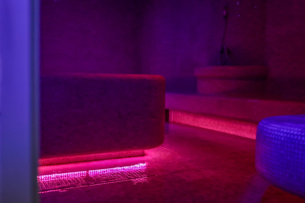 Atmospheric steam room with mosaic tile benches